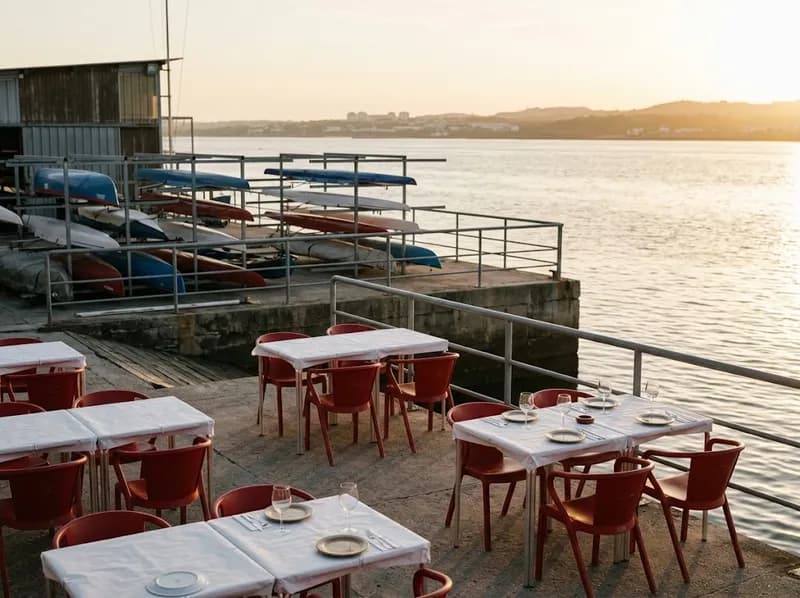 A esplanada da Quitanda na doca do Centro Náutico ao pôr do sol